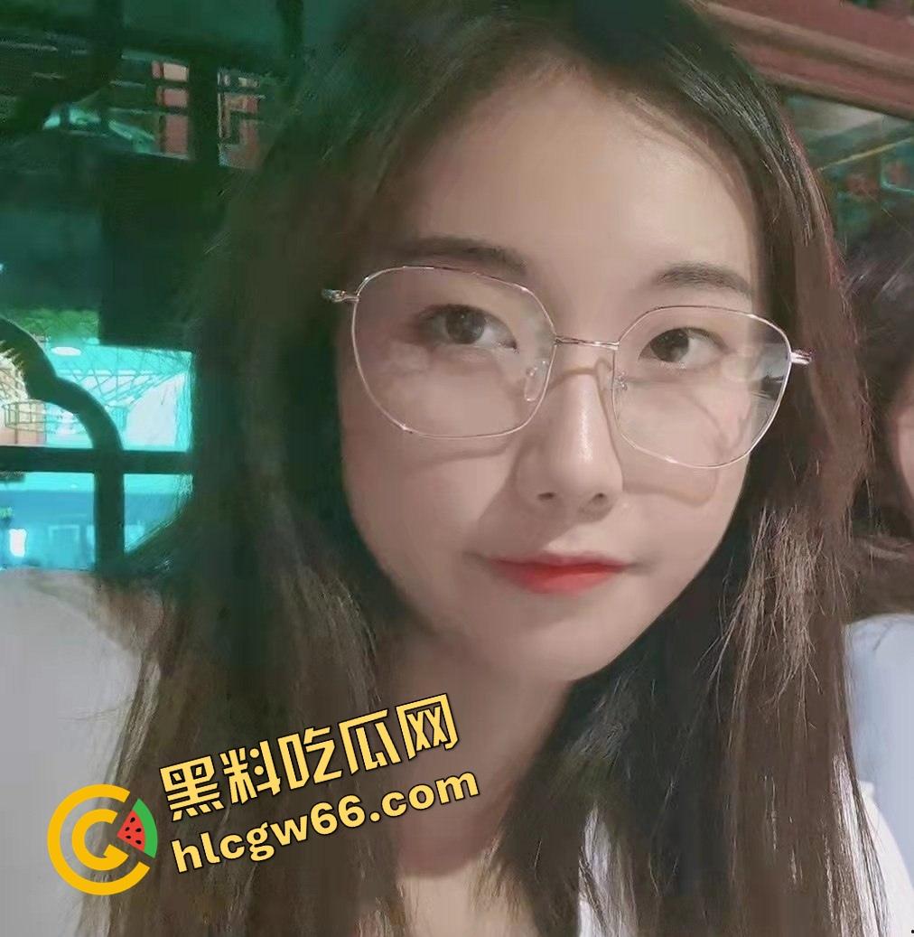 重庆眼镜学生妹【景浩】从图书馆到酒店，眼镜装纯黑丝撅臀骚穴被网友无套后入，带闺蜜野外露逼赚外快！-12