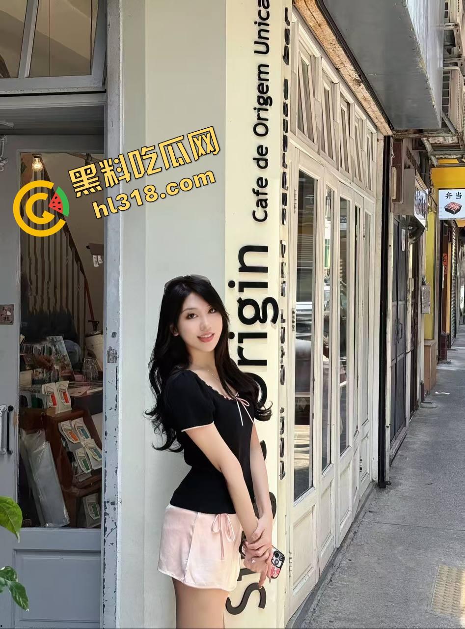 水润小肥逼骚出汁,香蕉都被泡软,一掰开全是春水,想操到天荒地老,兄弟你敢插进去就别想拔出来!-1