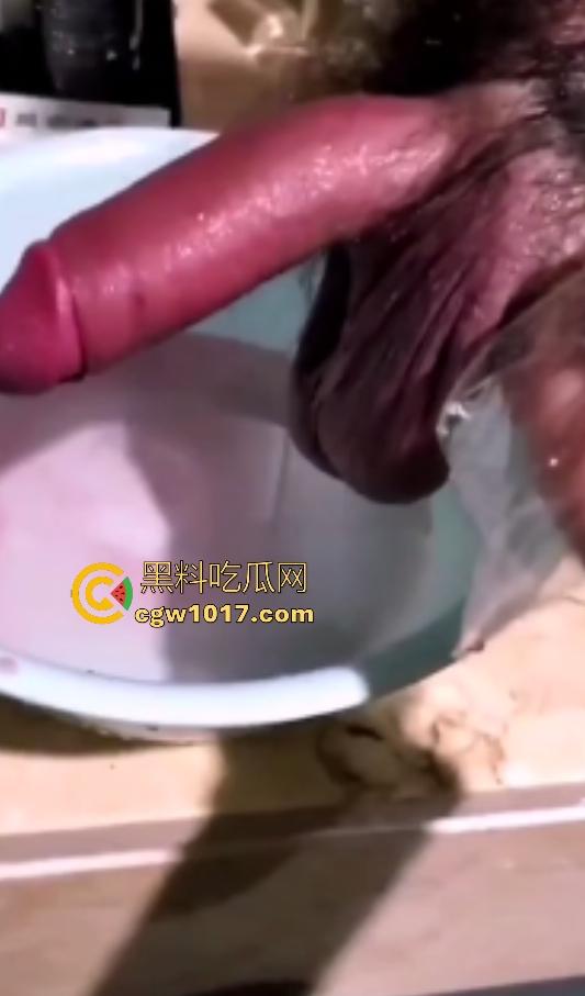 泰国自宫狂人嫌医院贵在家自割巨屌,落地后鸡巴还梆硬,后悔失去这武器,老爸见状怒吼“滚出家门”!-7