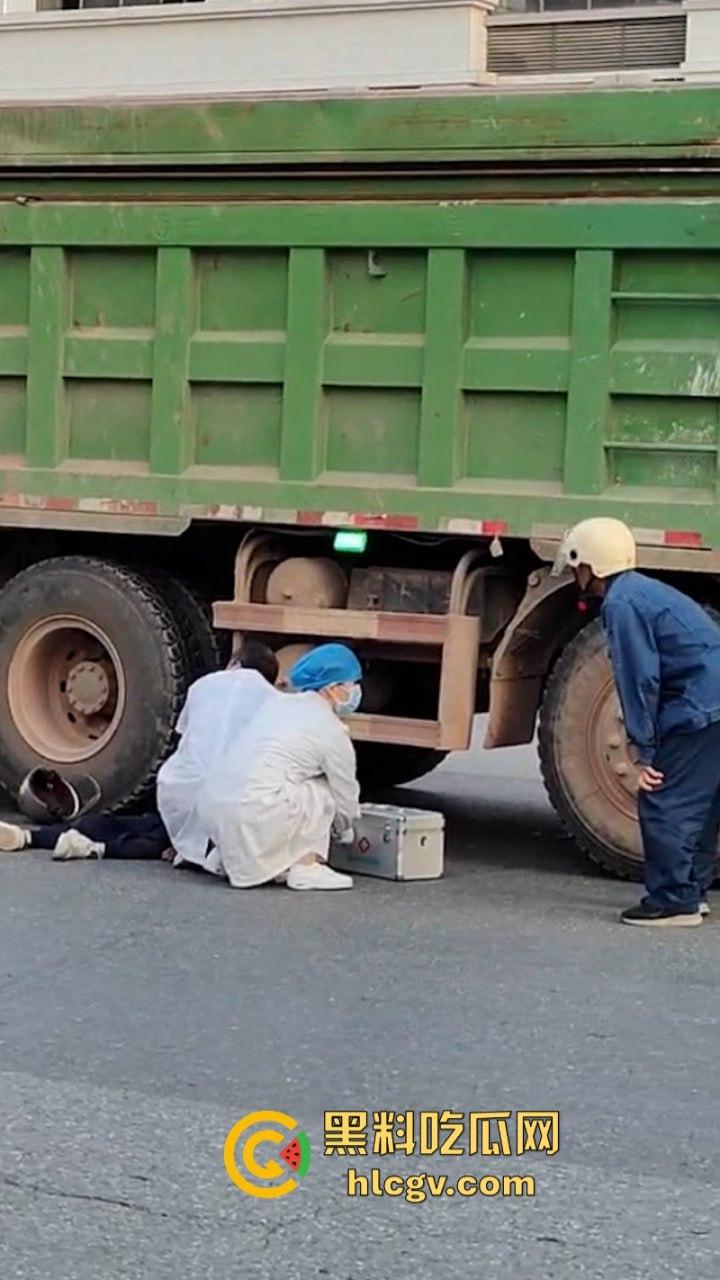 广东罗定东临天下摩托撞上渣土车惨遭碾压 现场无码视频流出 人都扁了-3