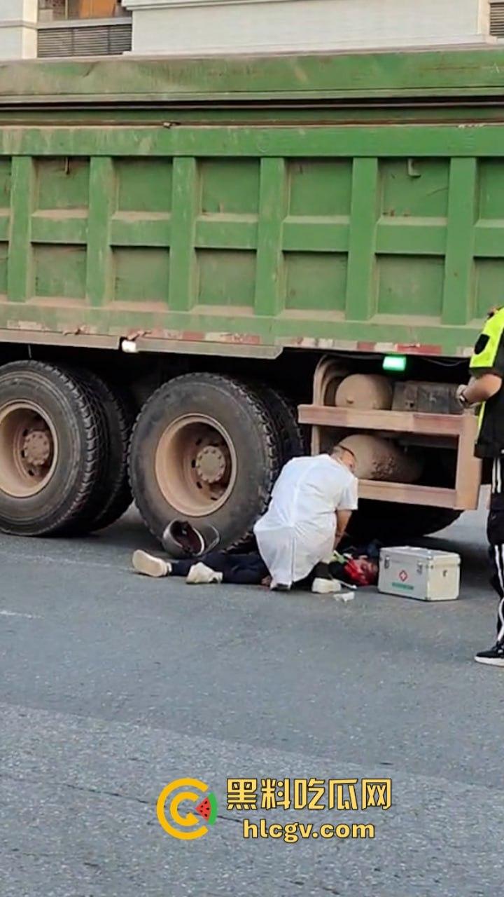 广东罗定东临天下摩托撞上渣土车惨遭碾压 现场无码视频流出 人都扁了-4