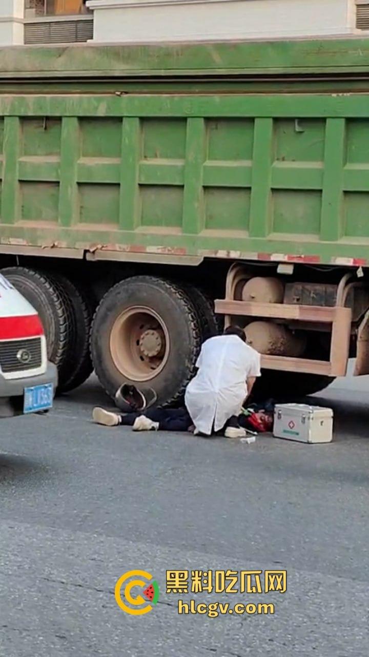 广东罗定东临天下摩托撞上渣土车惨遭碾压 现场无码视频流出 人都扁了-10