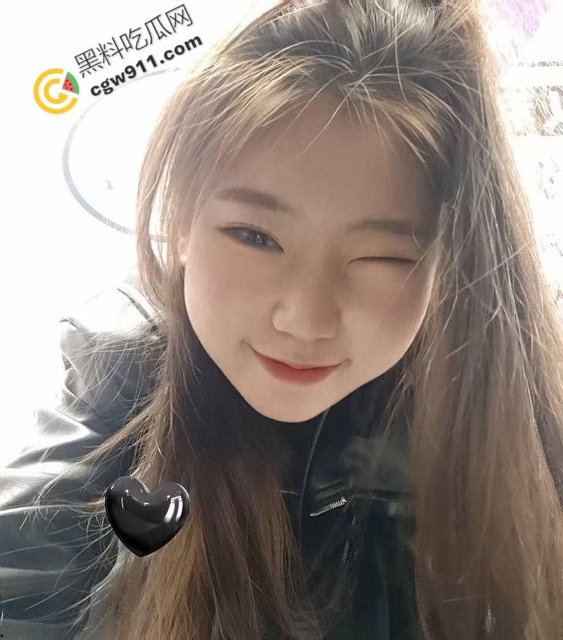 西安外国语大学校花【何岚婷】万元包养记：黑丝开裆被狂暴后入，跪地深喉，淫水四溢，金主疯狂调教，淫荡至极！-2