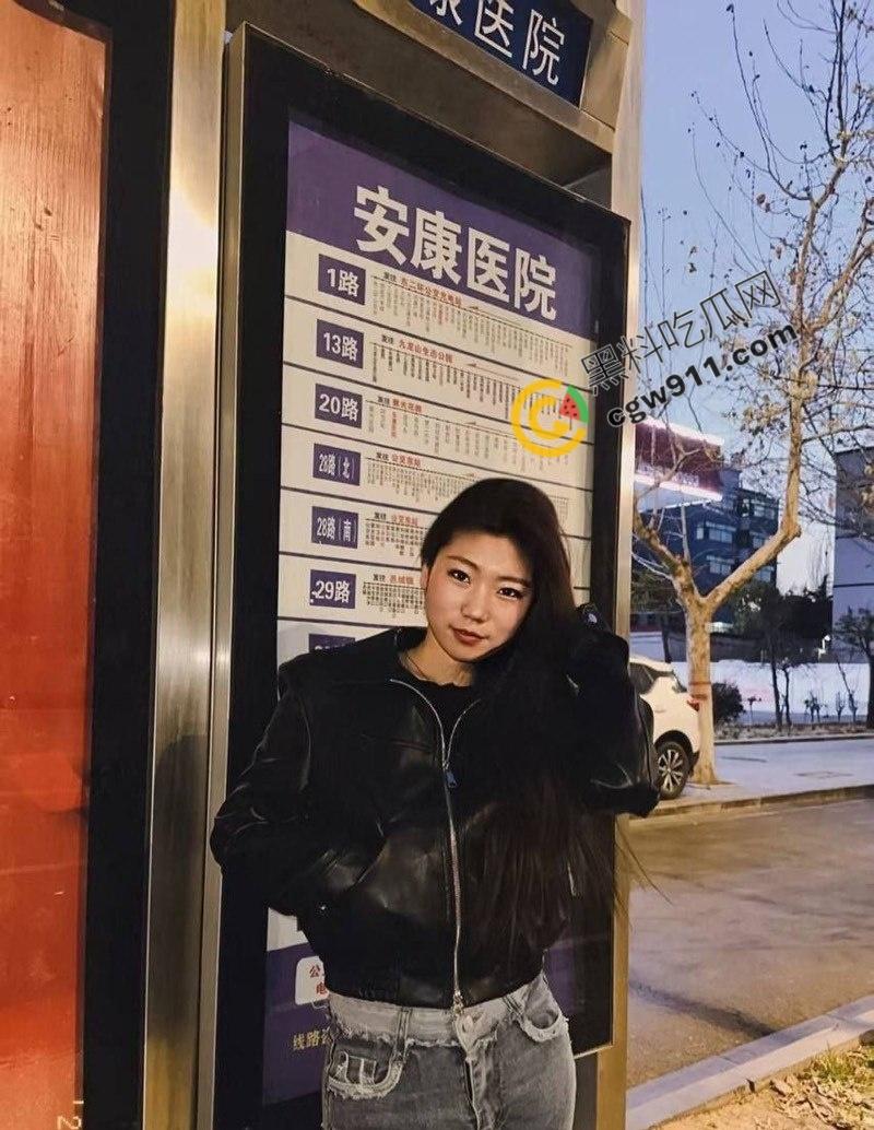 西安外国语大学校花【何岚婷】万元包养记：黑丝开裆被狂暴后入，跪地深喉，淫水四溢，金主疯狂调教，淫荡至极！-6