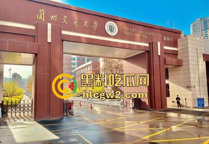 兰州交通大学楼梯口惊现舔逼狂魔  情侣温存男友上头狂舔边舔边看敌情，妹子淫水直流全校看笑话！-1