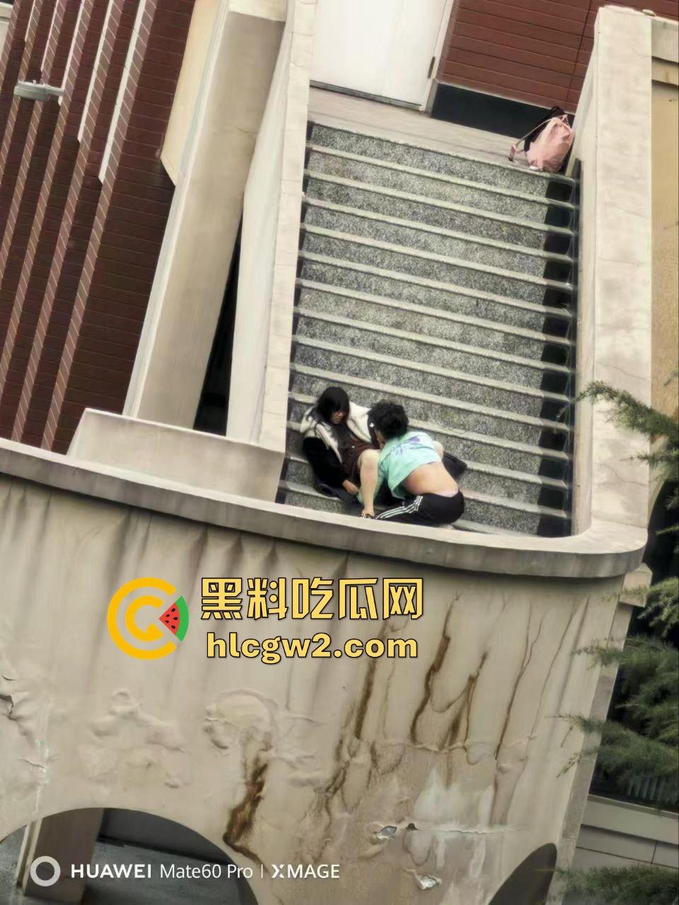 兰州交通大学楼梯口惊现舔逼狂魔  情侣温存男友上头狂舔边舔边看敌情，妹子淫水直流全校看笑话！-2