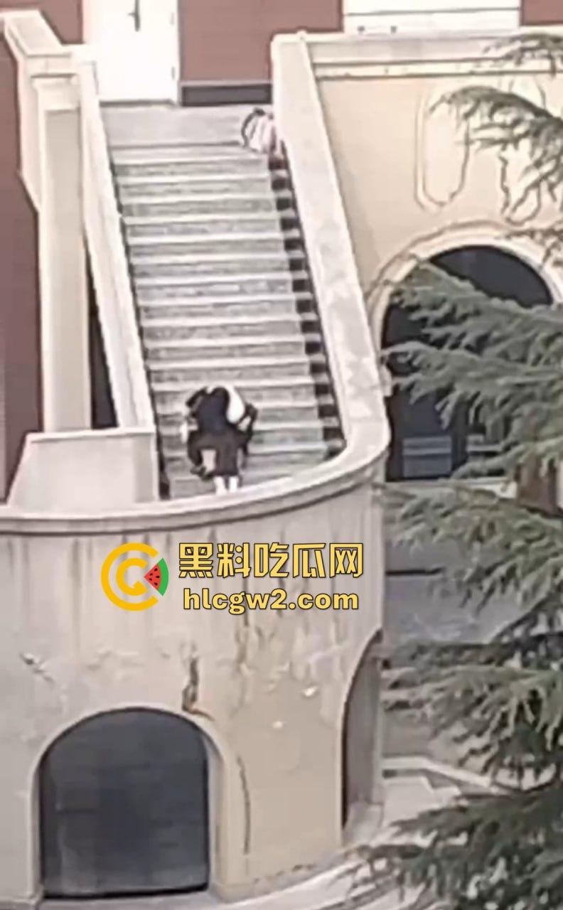 兰州交通大学楼梯口惊现舔逼狂魔  情侣温存男友上头狂舔边舔边看敌情，妹子淫水直流全校看笑话！-4