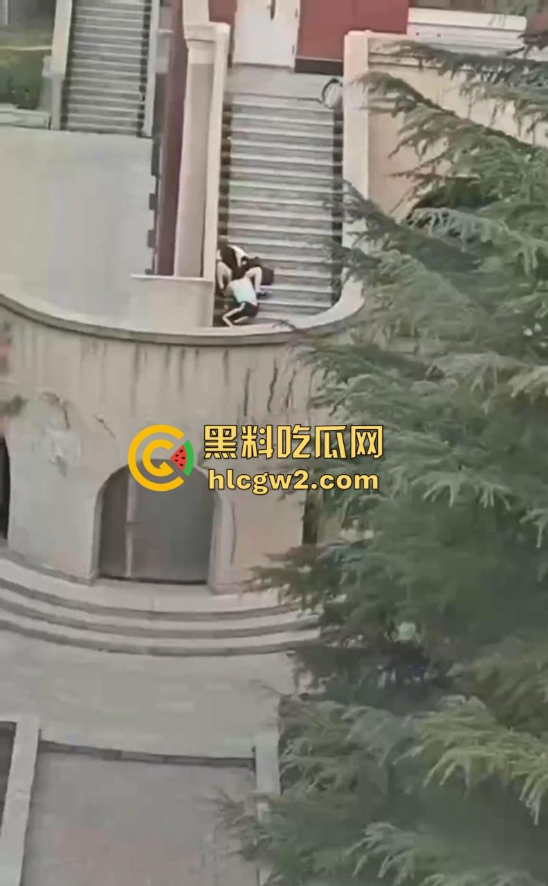 兰州交通大学楼梯口惊现舔逼狂魔  情侣温存男友上头狂舔边舔边看敌情，妹子淫水直流全校看笑话！-5