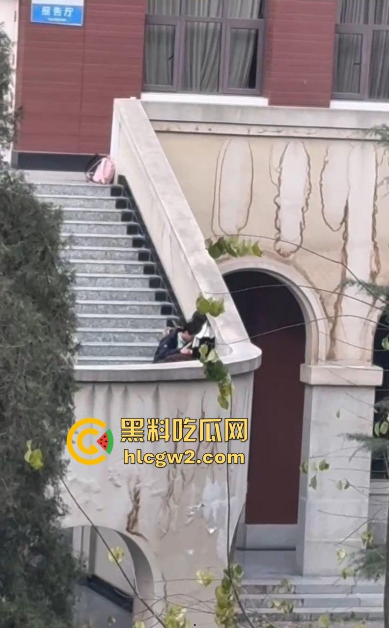 兰州交通大学楼梯口惊现舔逼狂魔  情侣温存男友上头狂舔边舔边看敌情，妹子淫水直流全校看笑话！-7