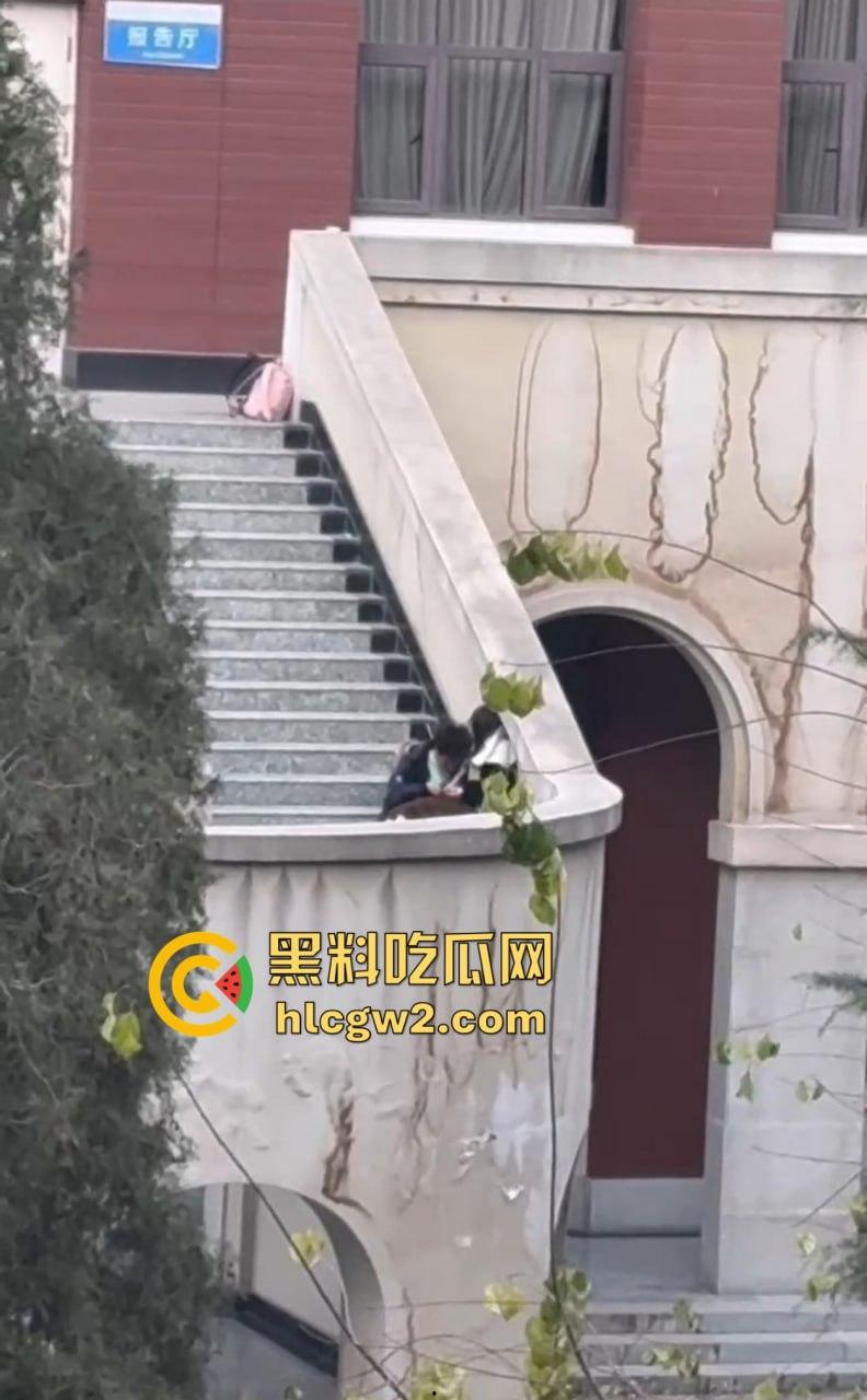 兰州交通大学楼梯口惊现舔逼狂魔  情侣温存男友上头狂舔边舔边看敌情，妹子淫水直流全校看笑话！-9