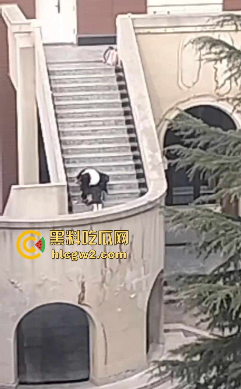 兰州交通大学楼梯口惊现舔逼狂魔  情侣温存男友上头狂舔边舔边看敌情，妹子淫水直流全校看笑话！-10