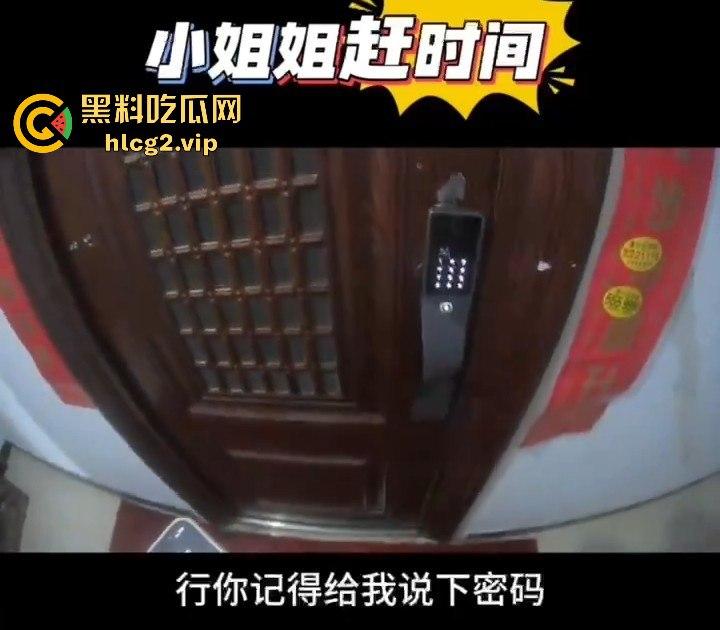 被锁在卧室急着开门?男子提着裤子现身,原来小姐姐心虚有原因!-1