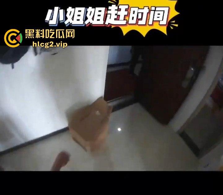 被锁在卧室急着开门?男子提着裤子现身,原来小姐姐心虚有原因!-6