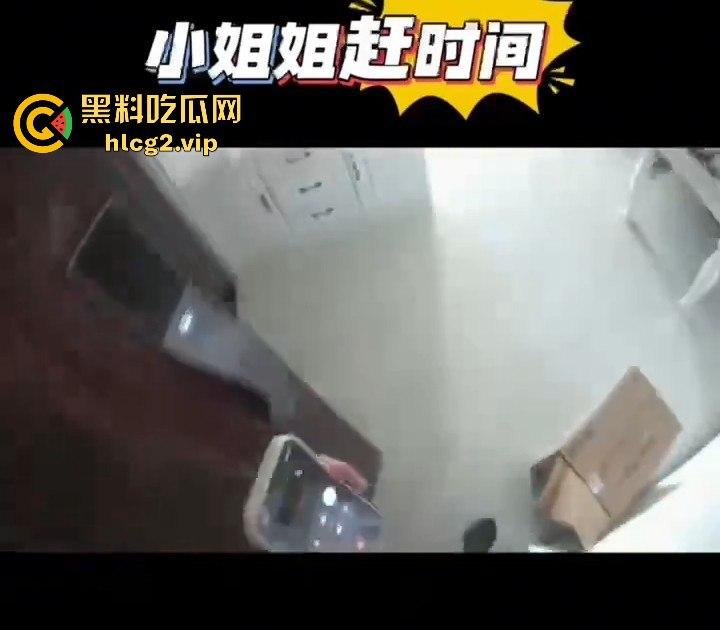 被锁在卧室急着开门?男子提着裤子现身,原来小姐姐心虚有原因!-7