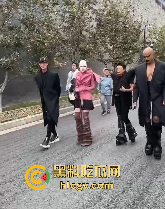 知名服装设计师【Rick Owens】团队因怪异服装被故宫请出，穿衣自由or文化亵渎？-5