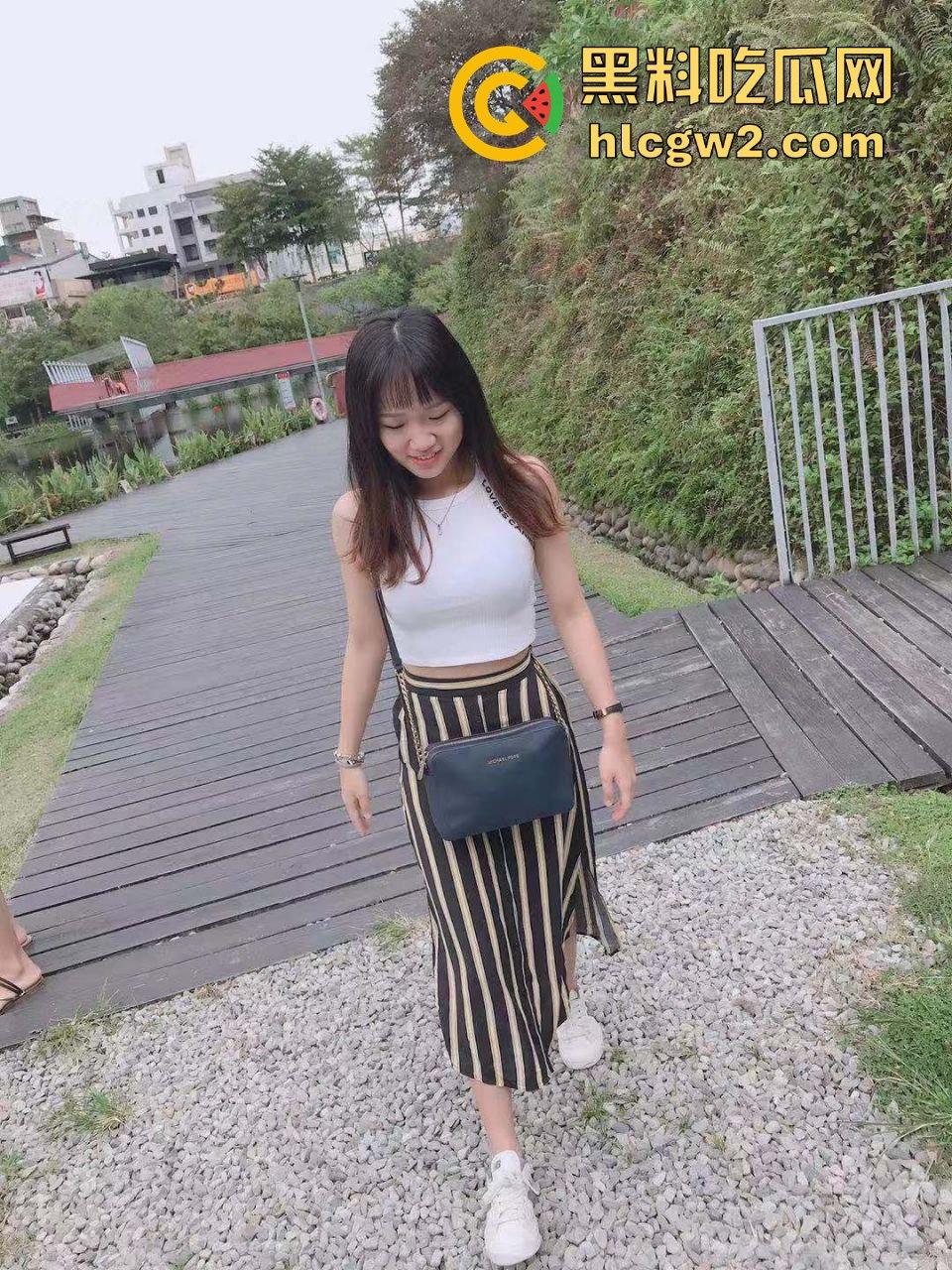 福建漳州实验高中【蒋雅宁】私密流出!自摸抠逼 淫水横流 渴望大屌插入 瘾大的离谱!-2