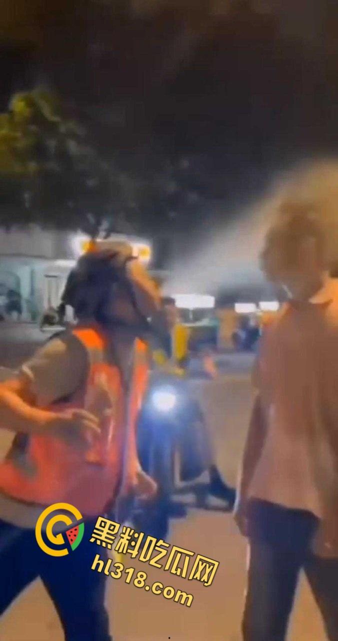 君子动口不动手,达州代驾口水战,用矿泉水喷对面一脸,伤害不高侮辱性极强,代驾小哥技高一筹啊!-5