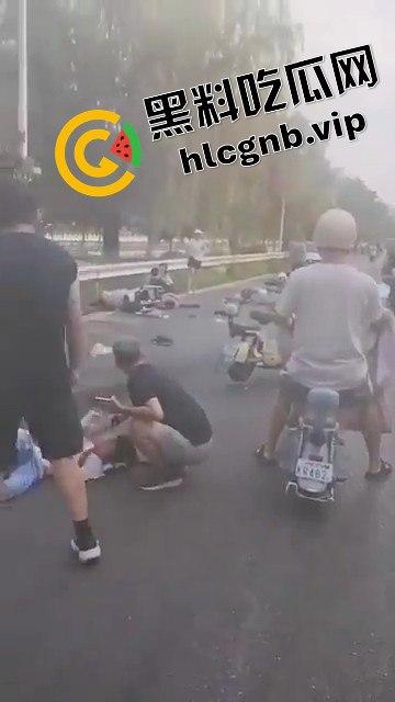 网传武汉一小学附近突发车祸多名小孩倒地,疑似男子精神不正常报复社会!!!-6