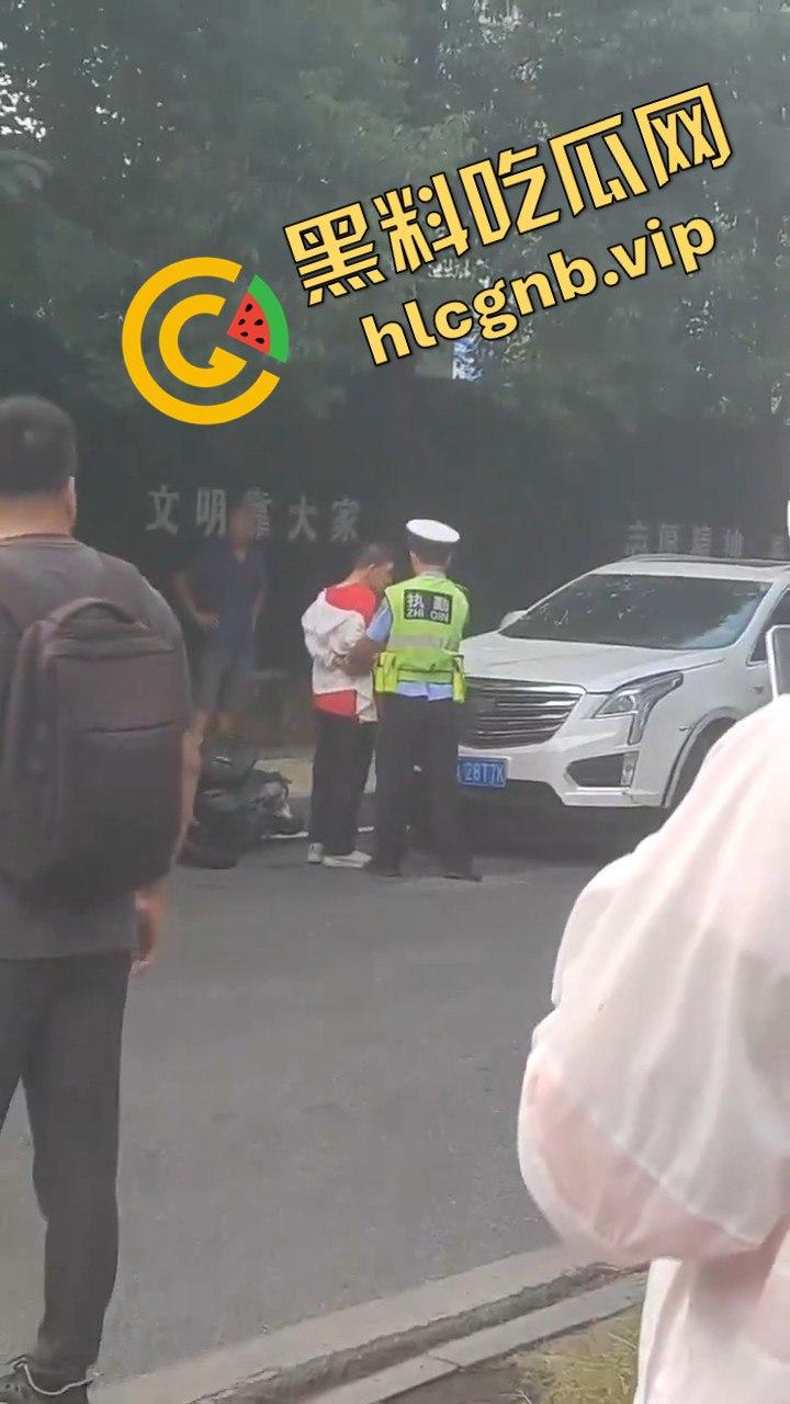 网传武汉一小学附近突发车祸多名小孩倒地,疑似男子精神不正常报复社会!!!-8