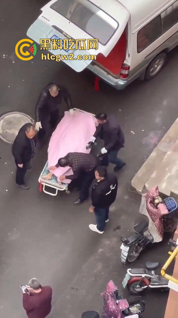 郑州男子跳楼惨烈收场，脑袋撞窗沿直接分离，场面堪比关公斩华雄！-9