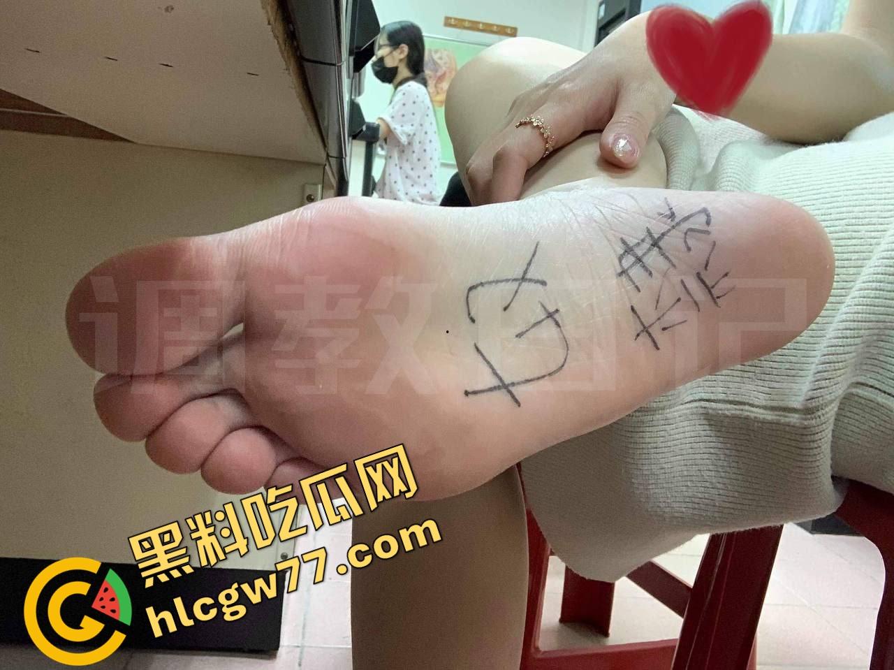 湖北武汉学院大三校花『田鸢』操她时一巴掌打下去,穴水能溅一手,被调教成随叫随到的肉便器-15