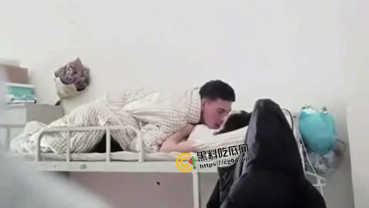 嘉兴学院上大分!男生吧女朋友带回宿舍啪啪啪 旁边室友还在打游戏 打个毛游戏 难道不应该在旁边喊加油吗-4