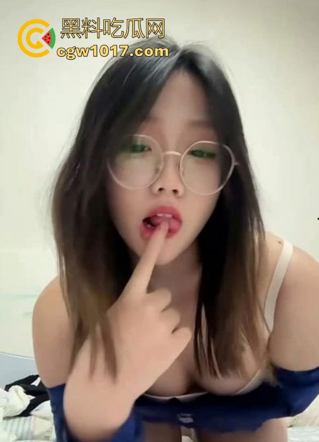良家眼镜女友自拍诱惑!黑料祖训说得没错十个眼镜九个反差,淫荡表情配上挑逗的自慰,请问谁能顶得住!-1
