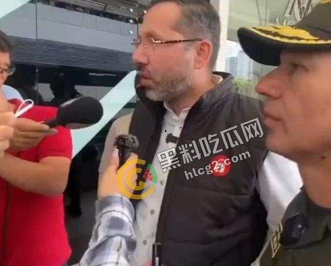 哥伦比亚珠宝店大劫案！伪警察武装劫匪火拼购物中心，保安中枪惊魂未定！-1