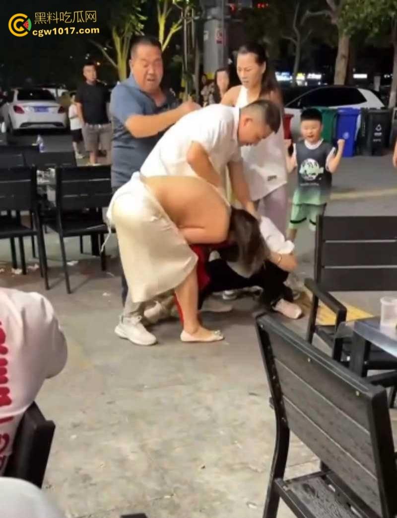 原配小三当街互殴名场面，激烈扭打互相撕扯，衣服扒光露出雪白肉体，彪悍战斗力引得路人围观 ！-3