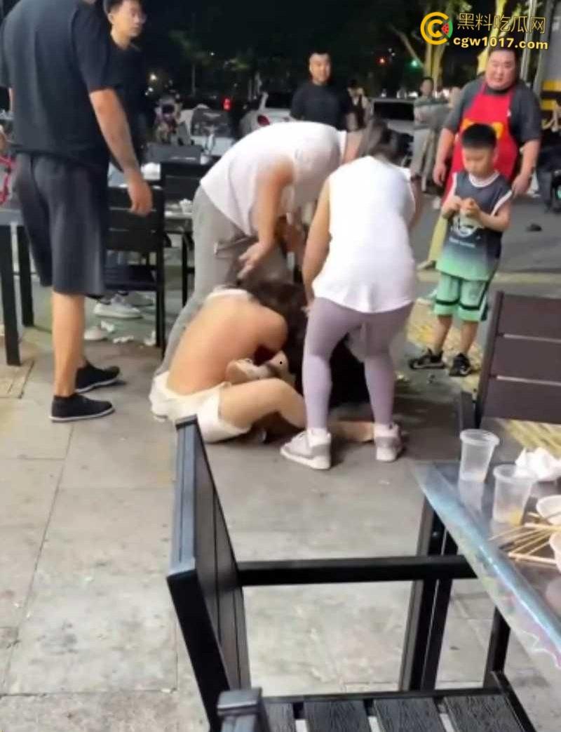 原配小三当街互殴名场面，激烈扭打互相撕扯，衣服扒光露出雪白肉体，彪悍战斗力引得路人围观 ！-5