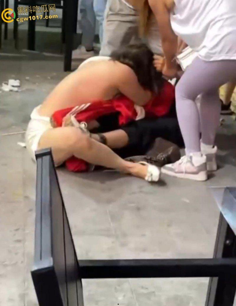 原配小三当街互殴名场面，激烈扭打互相撕扯，衣服扒光露出雪白肉体，彪悍战斗力引得路人围观 ！-7