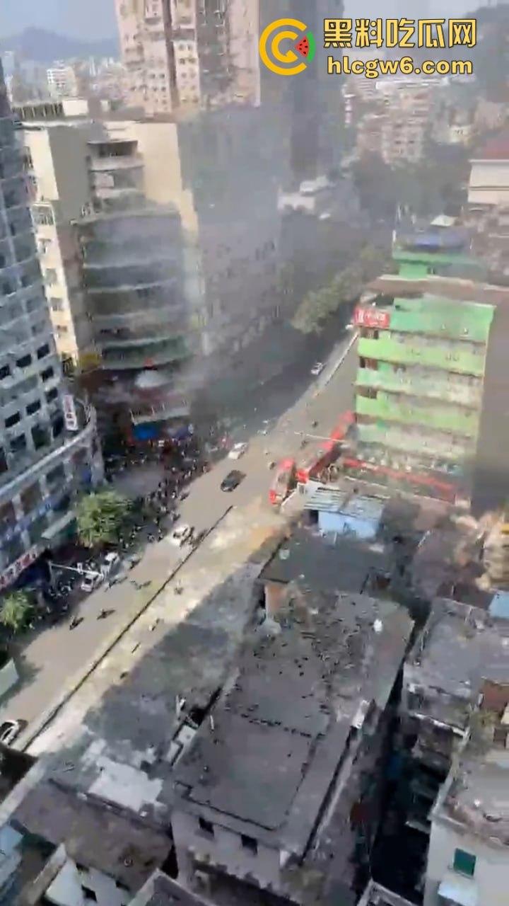 广西梧州老破旧民房突发大火！商铺楼房连串烧 现场黑烟弥漫 街口太窄进不去消防车也无奈-9