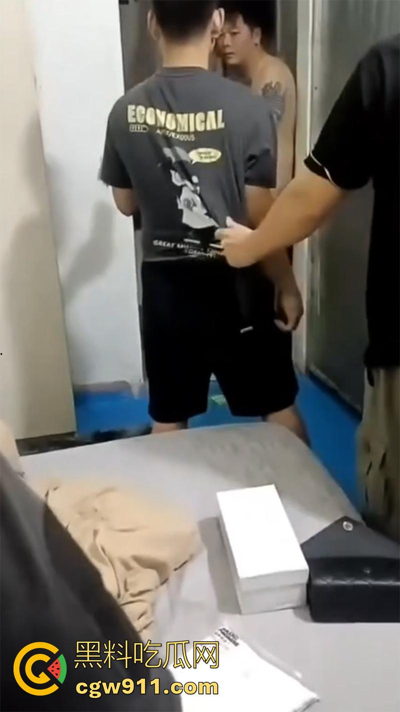 捉奸现场老公崩溃了，情夫手法绝对一流，床单都玩湿了，气得大哥飞起一脚，原来老婆竟是个骚逼啊！-2