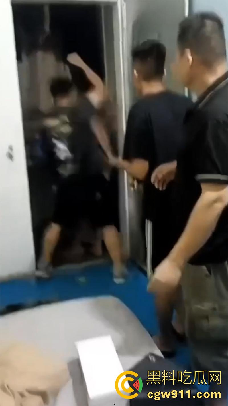 捉奸现场老公崩溃了，情夫手法绝对一流，床单都玩湿了，气得大哥飞起一脚，原来老婆竟是个骚逼啊！-3