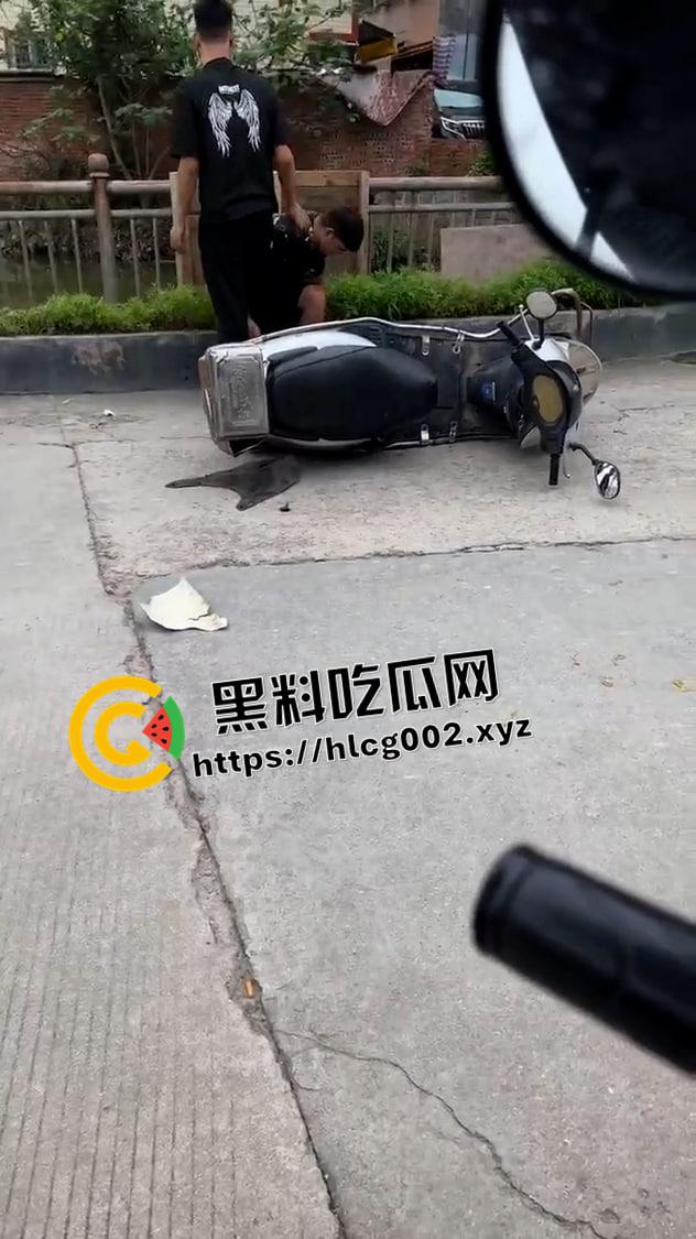 汕头潮阳当街杀人!当众打完架拉下水活生生淹死 这也太狠了 现场视频流出-3