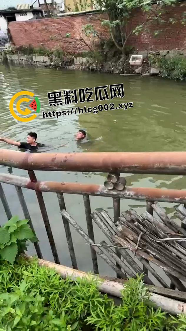 汕头潮阳当街杀人!当众打完架拉下水活生生淹死 这也太狠了 现场视频流出-8