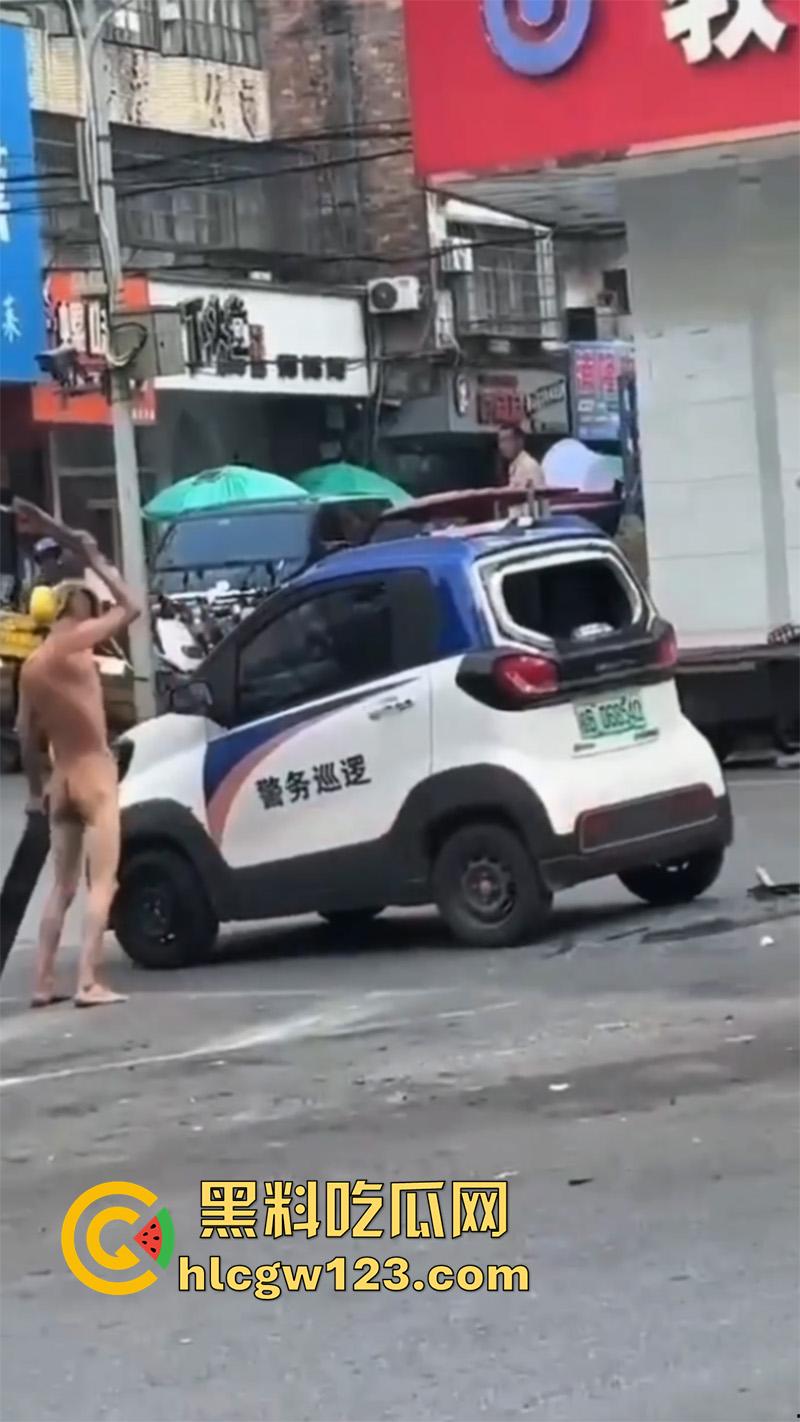 广西柳州惊现裸男,小黄毛疑似吸毒,大热天赤裸全身裸奔,到处砸车打人,被警察当场逮捕!-4