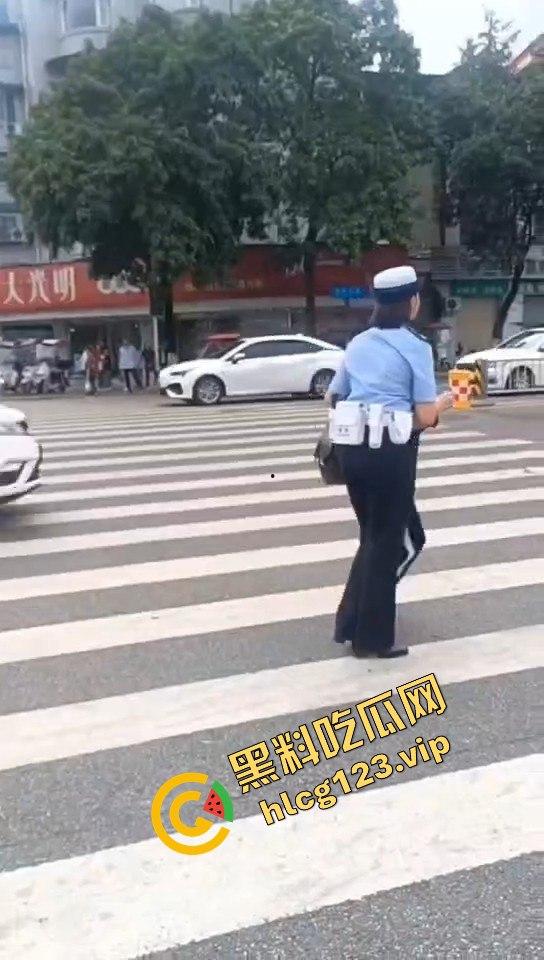 成都街头男子拍到警察不系安全带怒问：老百姓就是得罚，警察就不管？-1