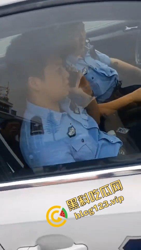成都街头男子拍到警察不系安全带怒问：老百姓就是得罚，警察就不管？-2
