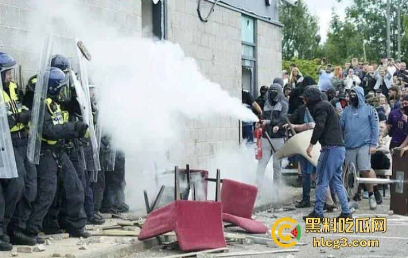 零元购来了!英国近10年最大暴乱!多个城市当街打砸抢烧-4