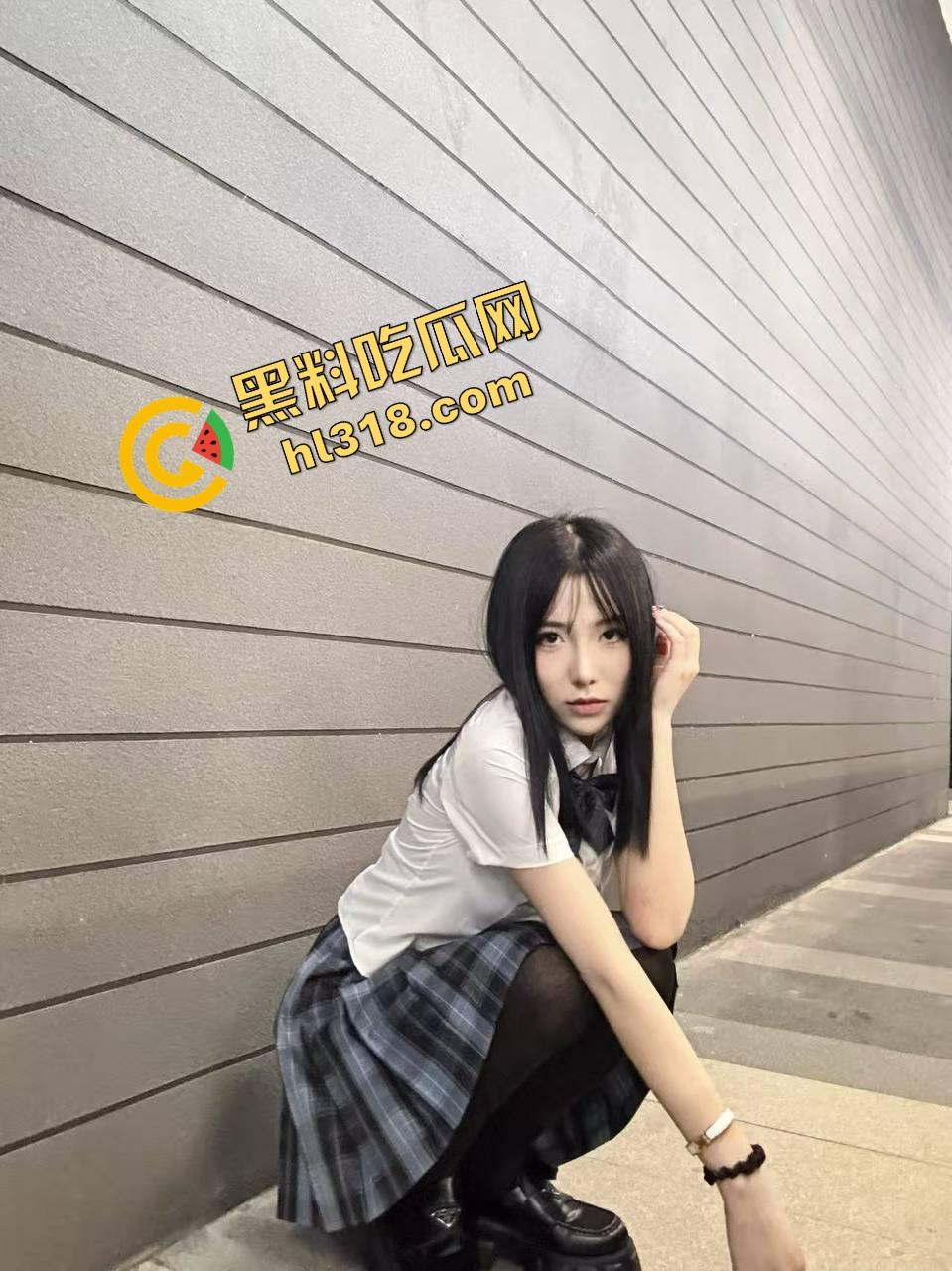 和嫂子卧室疯玩解锁新姿势,对着窗户啪啪、故意让路人偷窥,边吃鸡巴边挨打大屁股,越玩越变态!-3