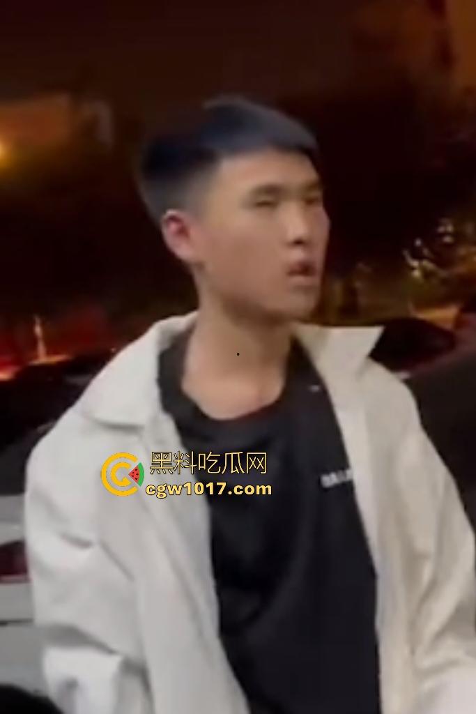 东北吉林豪横精神小伙小妹拳打脚踢白衣男，满嘴“打你咋地打你咋滴”，谁让白衣男欺负别人媳妇呢，找打！-4