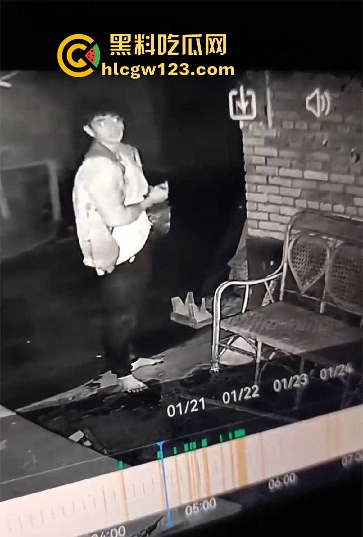 恐怖真实鬼上身 监控拍下可怕全过程 口撕活鸡只喝血吃鸡头 全身抽搐痉挛 最后找法师驱邪！-2