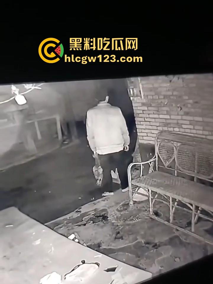 恐怖真实鬼上身 监控拍下可怕全过程 口撕活鸡只喝血吃鸡头 全身抽搐痉挛 最后找法师驱邪！-4