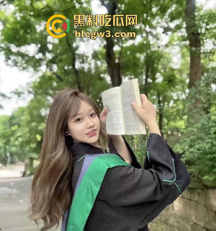 温州师范拜金荡妇【金依然】做外围 卖逼攒钱买名牌，揽客视频骚得不行，母狗姿势尽显吃相难看得要死！-11