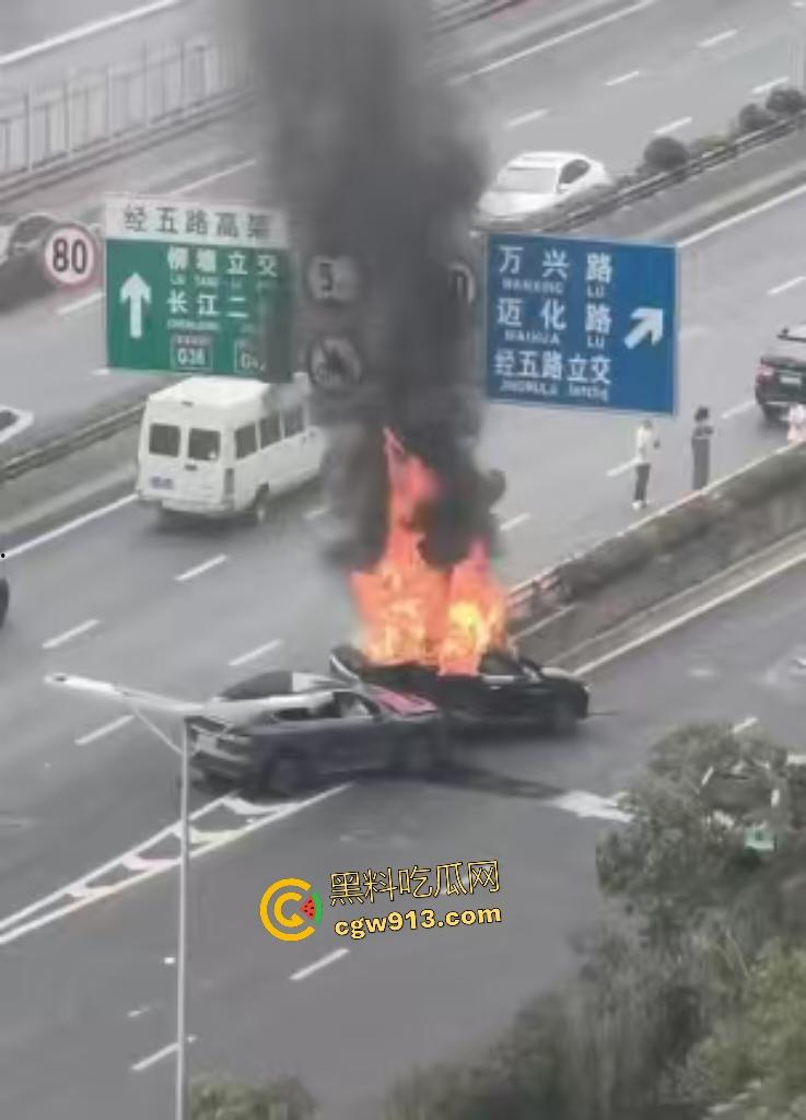 9月4日南京栖霞大道电车激撞！蔚来“亲”比亚迪翘臀，电池直接爆燃，电车这技术还是不到位啊！-3