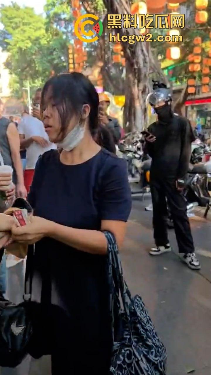 牛啊!广州小孩哥被指偷奶茶 孩子妈撒泼当场殴打店员 踢脚保安 现场视频曝光-4