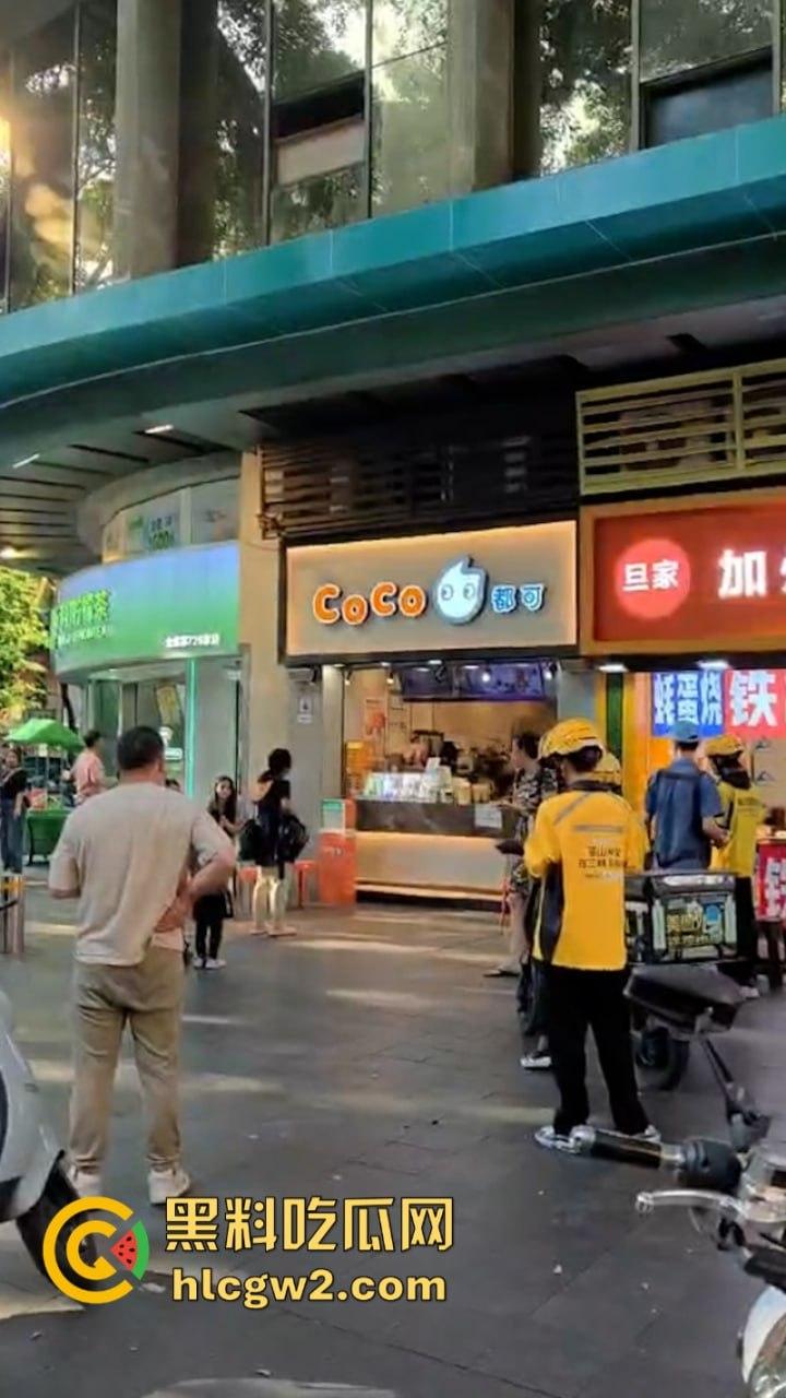 牛啊!广州小孩哥被指偷奶茶 孩子妈撒泼当场殴打店员 踢脚保安 现场视频曝光-6