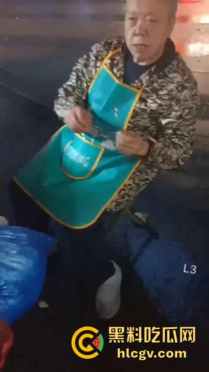 湖南长沙路边摊臭豆腐制作全过程曝光！网友现场考察直呼太惊人！-4