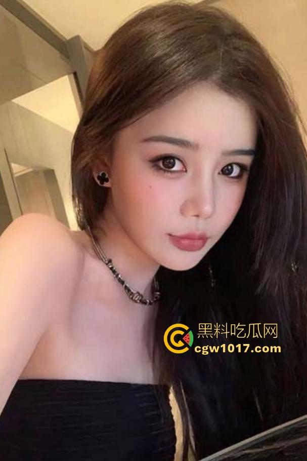 海角乱伦!跟喜欢露出的嫂子楼道交合,华伦天奴高跟配上红色丝袜兔女郎,激情猛操内射,爽的一批!-1